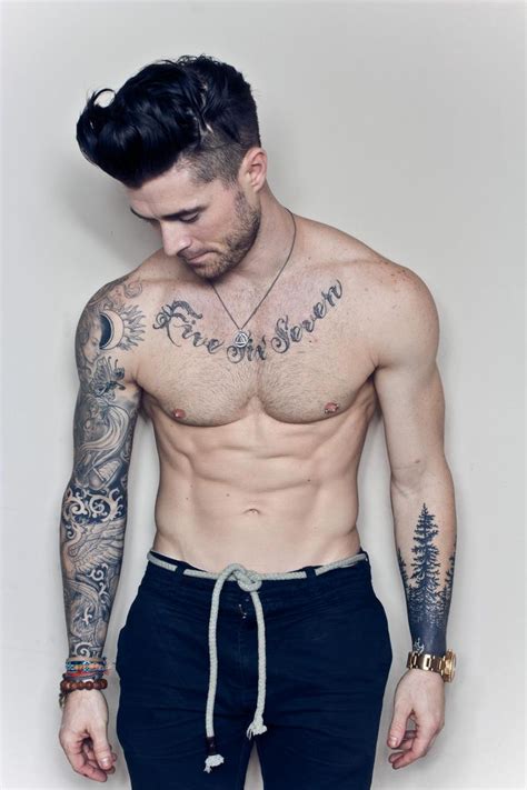 ideas de tatuajes para hombres|tatuajes en hombres morenos flacos.